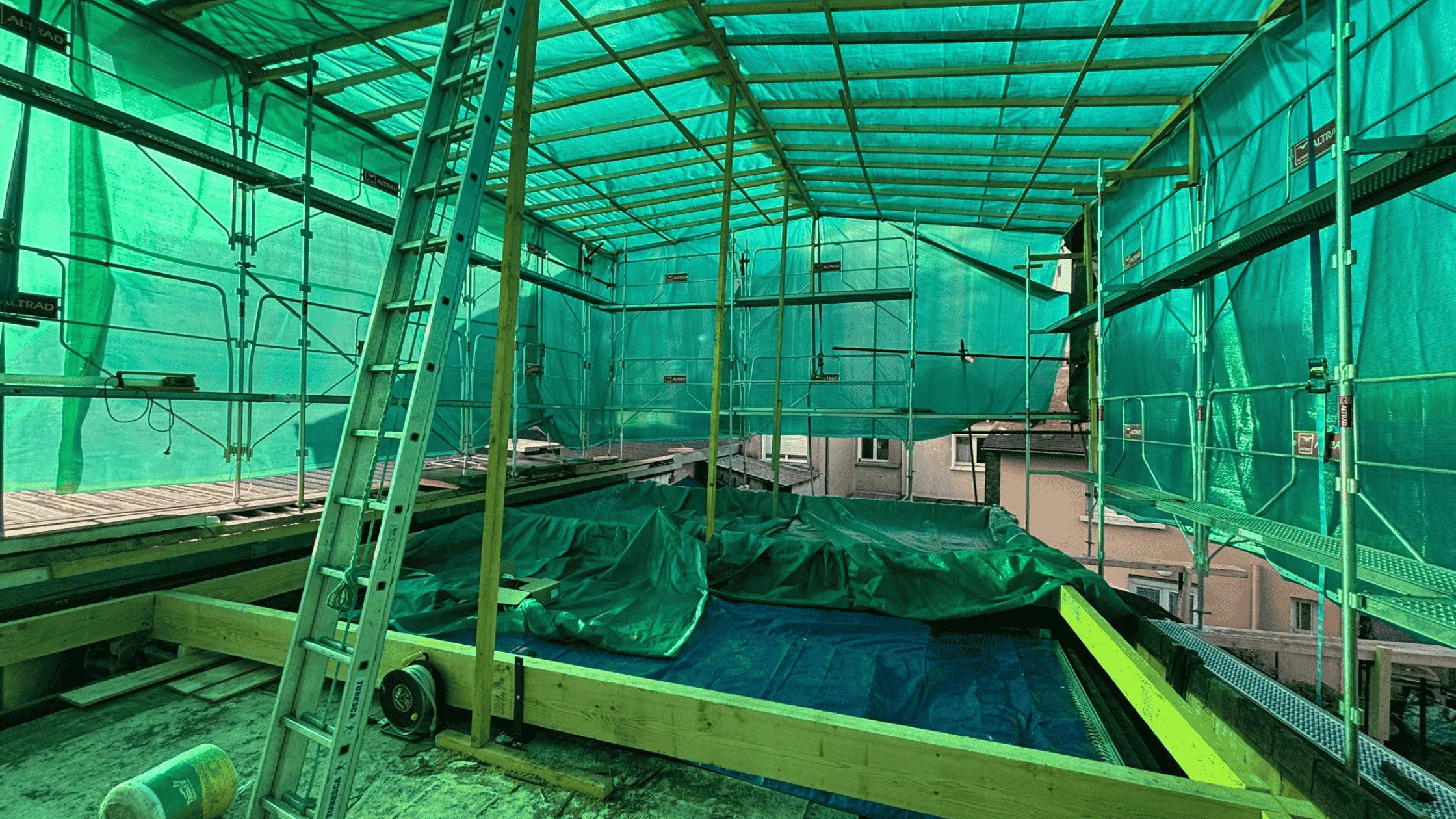 Construction en hiver couverte pendant un chantier avec Arkoncept