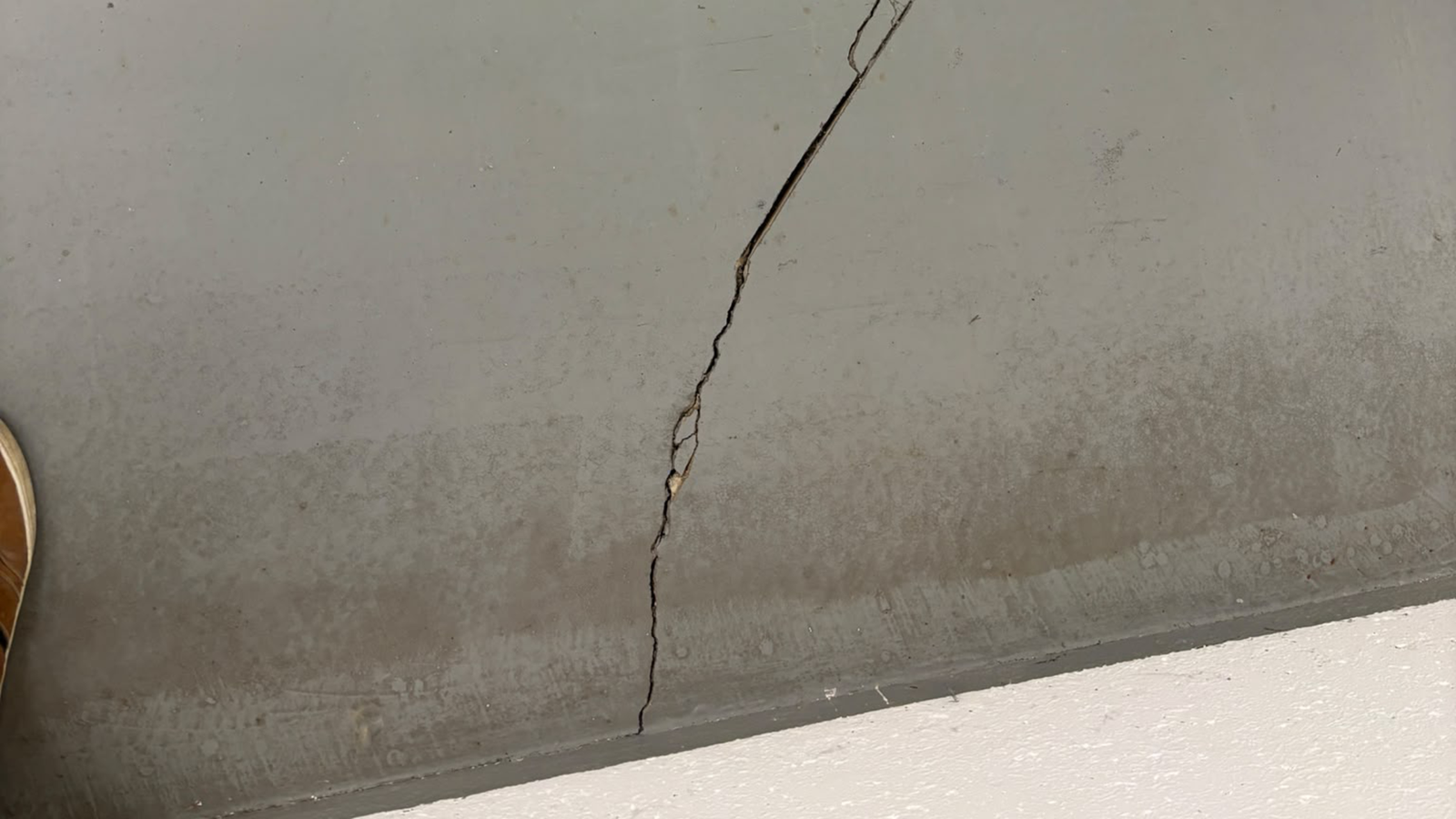 Fissures dues au gonflement des argiles.